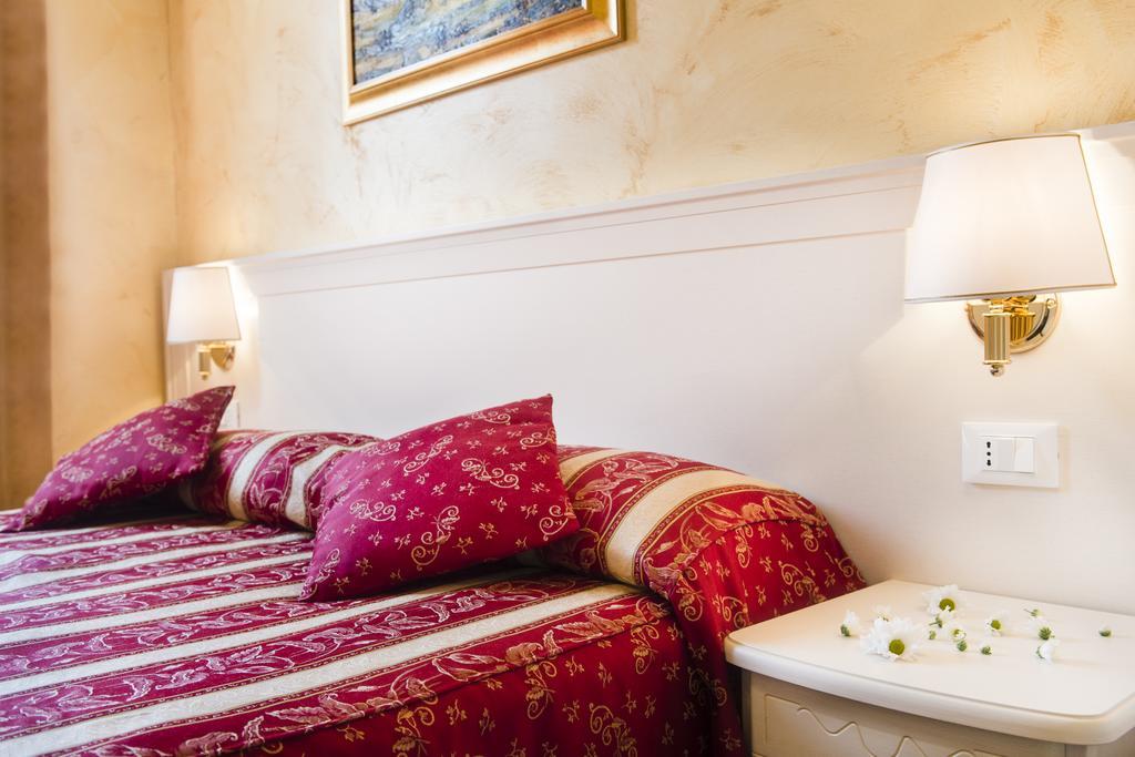 Domus Trevi Bed & Breakfast Rome Exterior photo