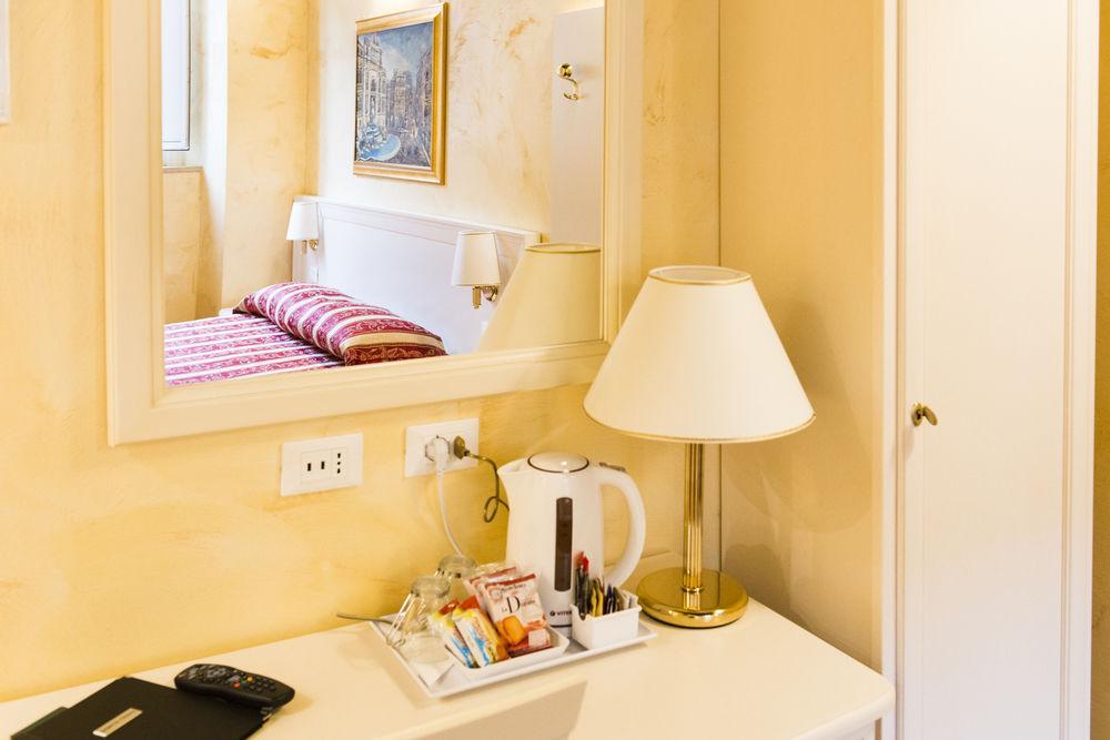 Domus Trevi Bed & Breakfast Rome Exterior photo