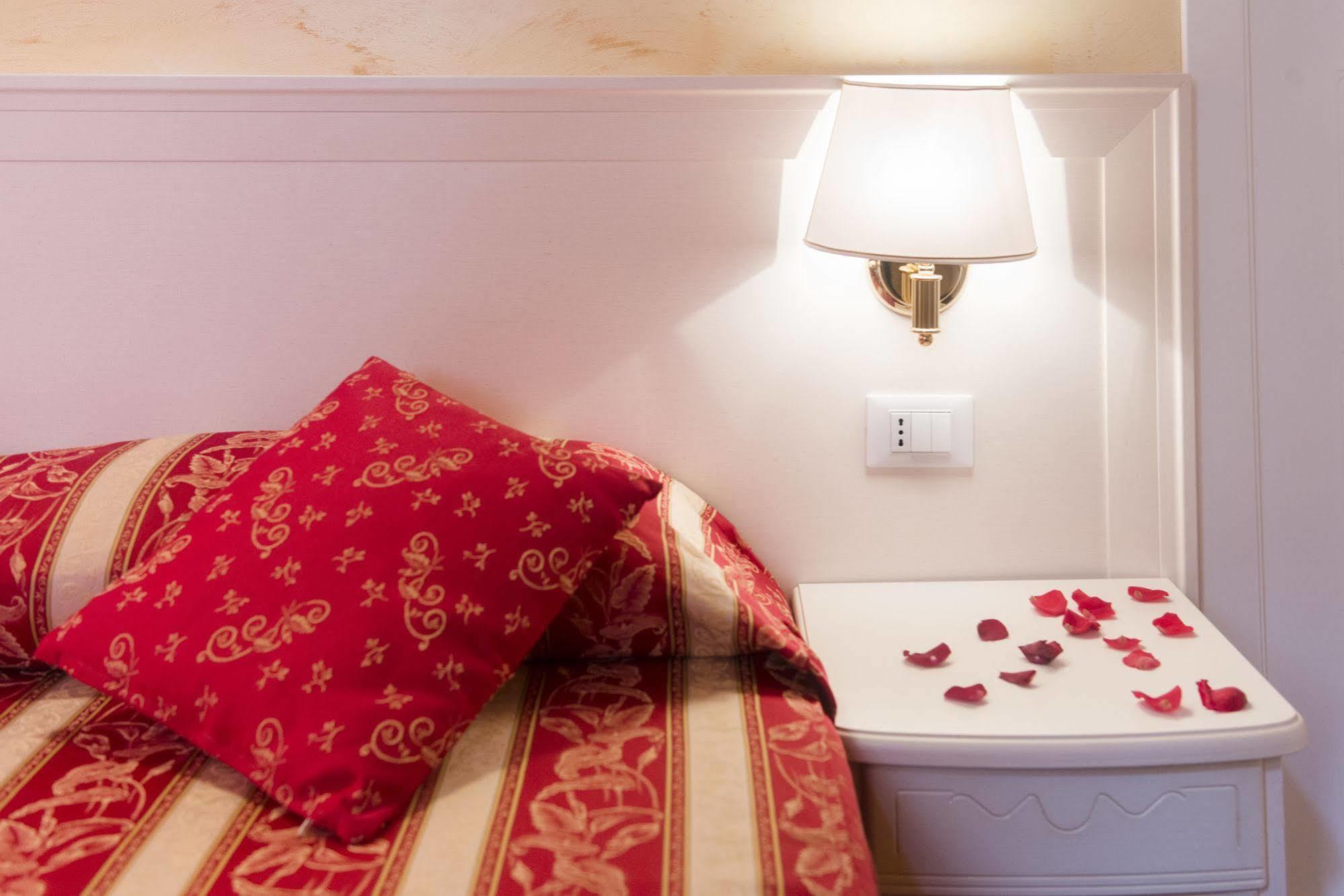 Domus Trevi Bed & Breakfast Rome Exterior photo