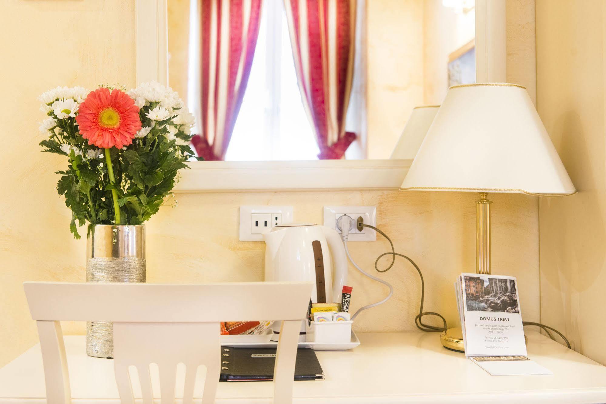Domus Trevi Bed & Breakfast Rome Exterior photo