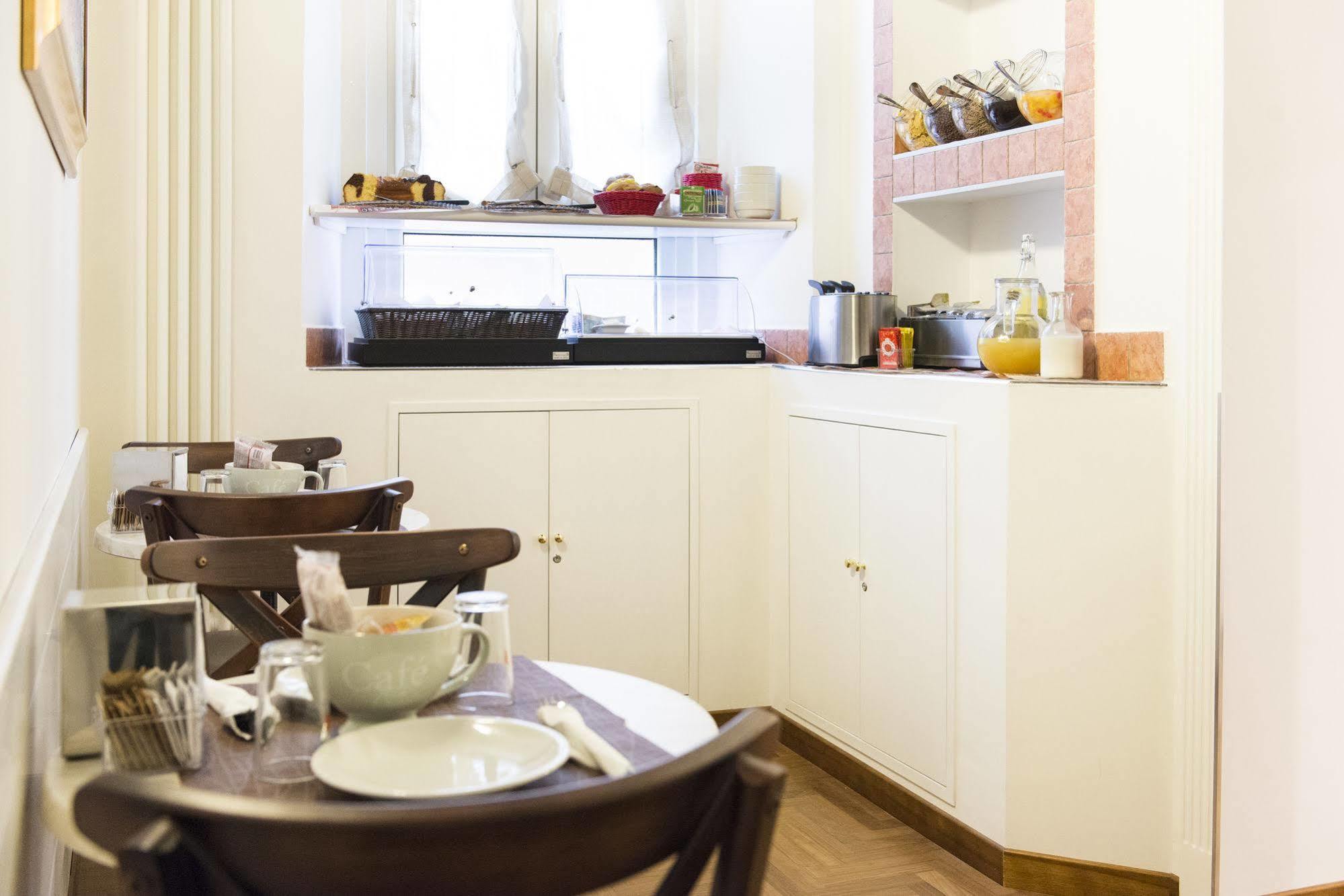 Domus Trevi Bed & Breakfast Rome Exterior photo