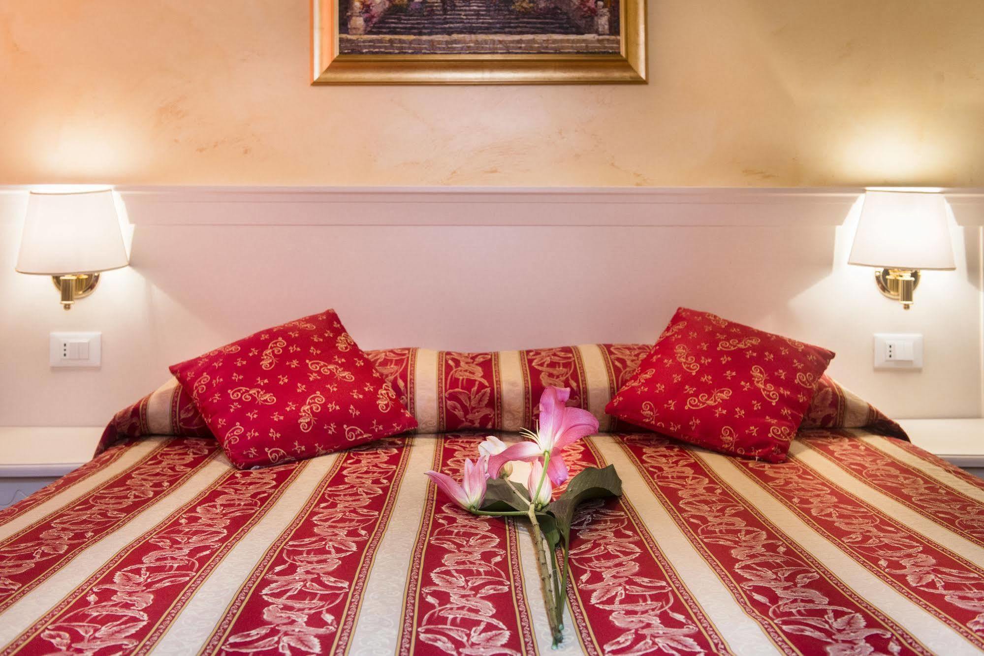Domus Trevi Bed & Breakfast Rome Exterior photo