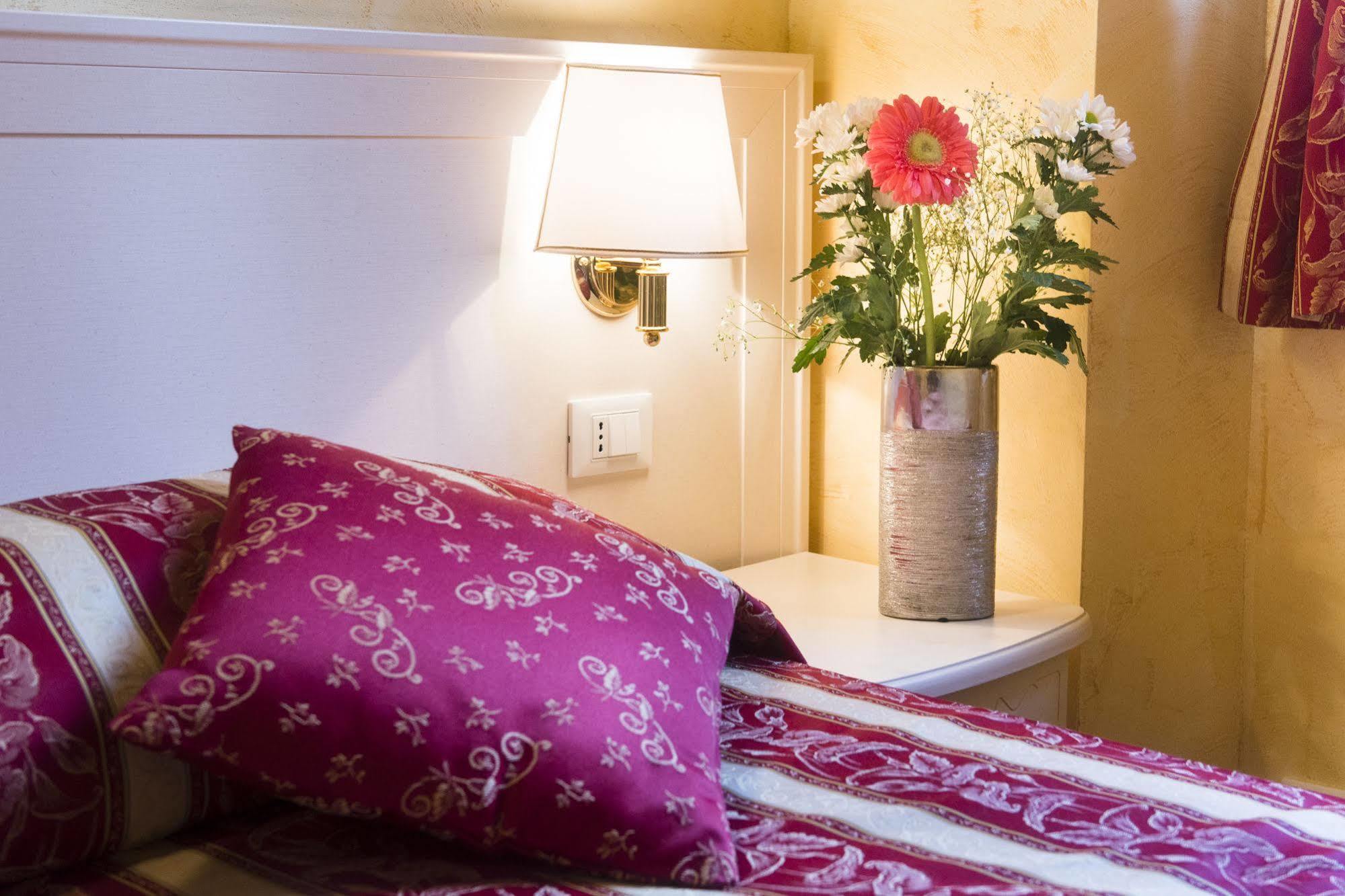 Domus Trevi Bed & Breakfast Rome Exterior photo